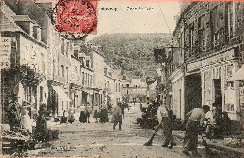 Carte postale ancienne de Gavray : Grande rue