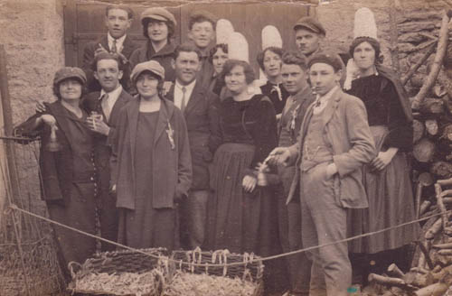 4ème jour de noces de Germaine LE BRUN (qui s'amuse avec une langoustine) et Désiré BIGUAIS (juste derrière elle) 16 avril 1925, Le Guilvinec
