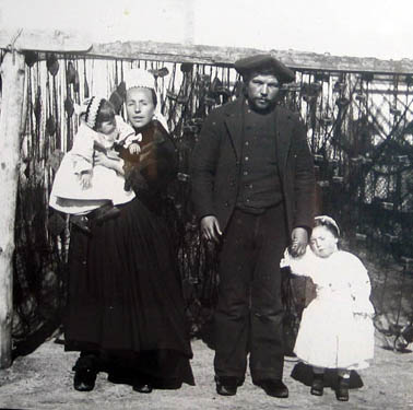 Famille Le Cleac'h et Le Corre, vers 1911 : Henriette bébé et sa soeur Anna