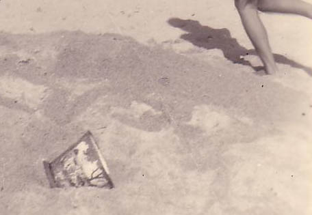 Sur la plage abandonné... un seau, Le Guilvinec