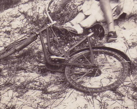 Vélo sur la dune, Le Guilvinec, années 1930
